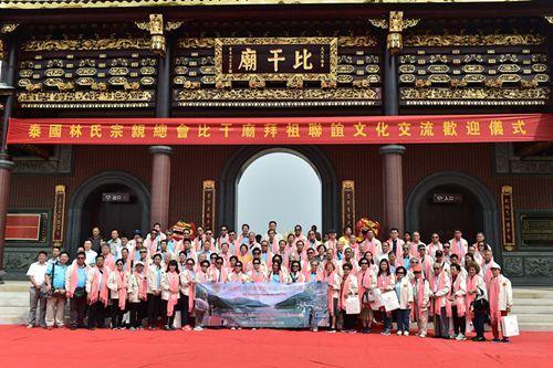 中國僑網(wǎng)合影