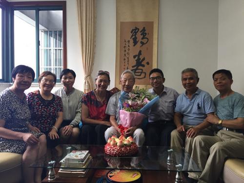 中國僑網(wǎng)合影。