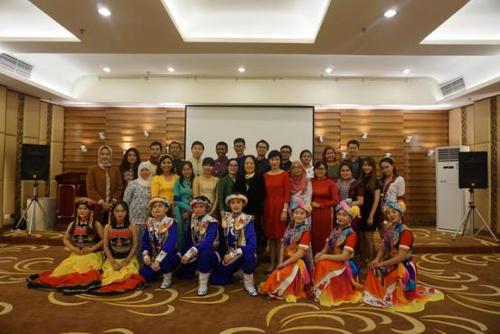 中國僑網(wǎng)合影