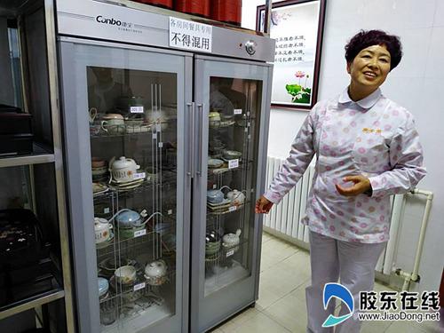 中國僑網工作人員帶領記者參觀廚房