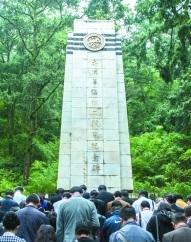 中國僑網(wǎng)2015年9月8日,南洋華僑機工抗日紀念碑瞻仰活動在昆明市西山森林公園舉行。新華社發(fā)