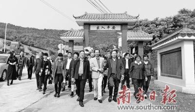 中國(guó)僑網(wǎng) 僑賢陳輝率巴拿馬陳氏親友團(tuán)回到石扇鎮(zhèn)中村村尋根祭祖。湯偉青 攝