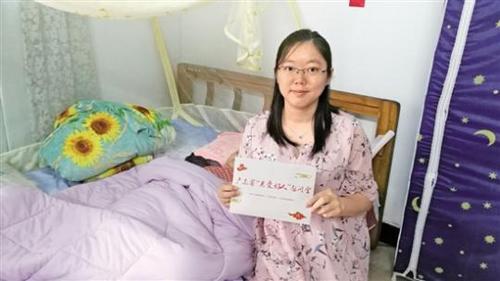 中國僑網“90后”臺山“孝女”陳鳳英收到廣東省“關愛好人”慰問金