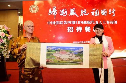 中國僑網(wǎng)參訪團(tuán)向省僑聯(lián)贈送禮品(圖片來源:湖南省僑聯(lián)網(wǎng)站)