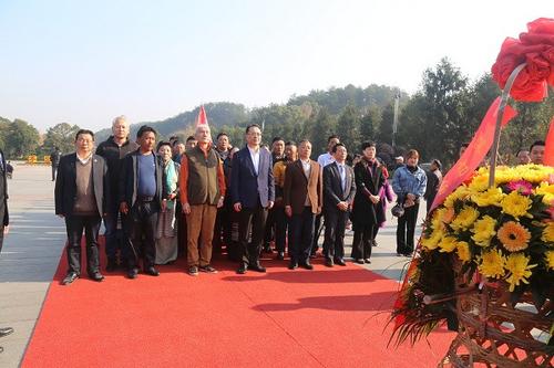 中國(guó)僑網(wǎng)海外歸國(guó)藏胞代表人士參訪團(tuán)一行向偉大領(lǐng)袖毛澤東敬獻(xiàn)花籃(圖片來(lái)源:湖南省僑聯(lián)網(wǎng)站)