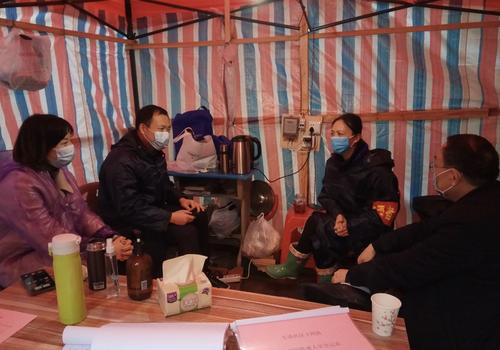 中國僑網(wǎng)與一線工作人員親切交談。(圖片來源:株洲市僑聯(lián)網(wǎng)站)