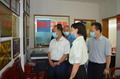 中國僑網(wǎng)察看廣寧縣僑聯(lián)辦公環(huán)境(圖片來源:廣東省僑聯(lián)網(wǎng)站)