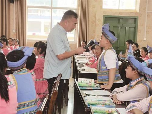 中國僑網(wǎng)鐘雄在公開課上與同學(xué)互動。深圳僑報記者 謝青蕓 攝