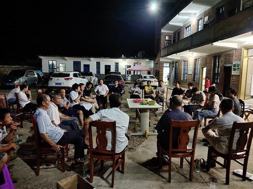 中國(guó)僑網(wǎng)赤灘村屋場(chǎng)座談會(huì)現(xiàn)場(chǎng)(湖南省僑聯(lián)網(wǎng)站)