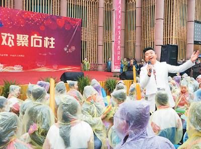 中國(guó)僑網(wǎng)“親情中華”藝術(shù)團(tuán)的演員與現(xiàn)場(chǎng)觀眾互動(dòng)。嚴(yán)瑜 攝