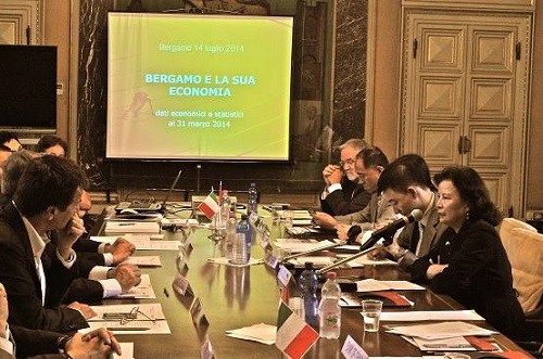 廖菊華(右一)在座談會上發(fā)言