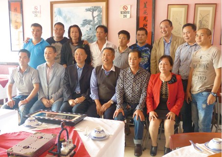 中國僑網(wǎng)夸省福建同鄉(xiāng)會(huì)蔡云景會(huì)長(前排左二)及主要干部歡送刁鳴生總領(lǐng)事(前排左三)離任并合影留念。(南非華僑新聞網(wǎng))