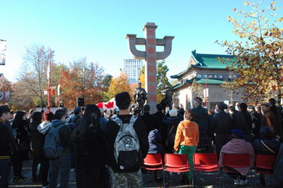 中國(guó)僑網(wǎng)各界代表在“華人先僑紀(jì)念碑”前緬懷先烈