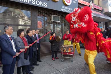 中國僑網舞獅迎接章啟月總領事