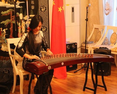 中國僑網(wǎng)古箏演奏