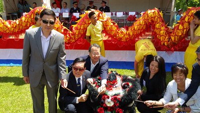 中國僑網(wǎng)薛總領(lǐng)事與嘉賓為龍舟節(jié)醒獅點(diǎn)睛