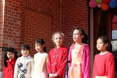 華文學(xué)校學(xué)生表演詩朗誦