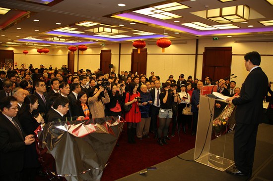 旅法僑胞認(rèn)真聽取翟雋大使介紹國(guó)內(nèi)經(jīng)濟(jì)發(fā)展情況。(《歐洲時(shí)報(bào)》/黃冠杰