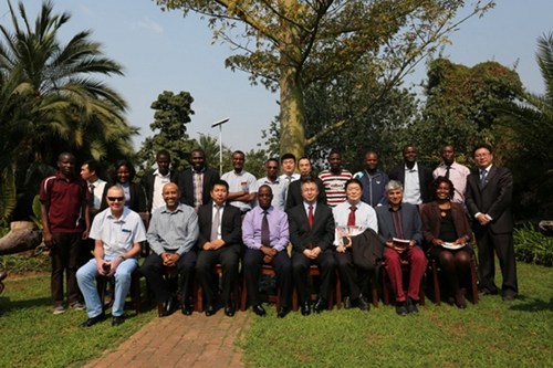 (新聞發(fā)布會合影)