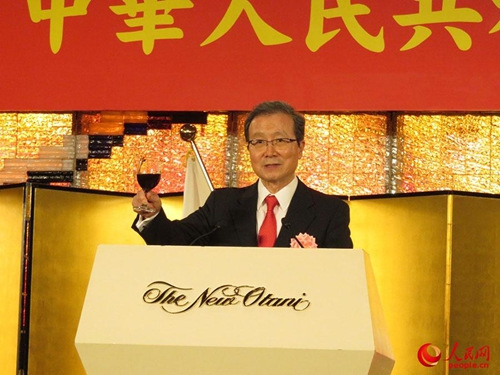 國(guó)慶招待會(huì)現(xiàn)場(chǎng)。程永華大使與來(lái)賓共同舉杯慶祝。