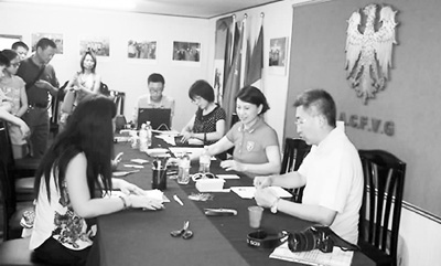 中國(guó)駐意大利大使館領(lǐng)事部在遠(yuǎn)離羅馬900多公里的特區(qū)烏迪內(nèi)現(xiàn)場(chǎng)辦公。