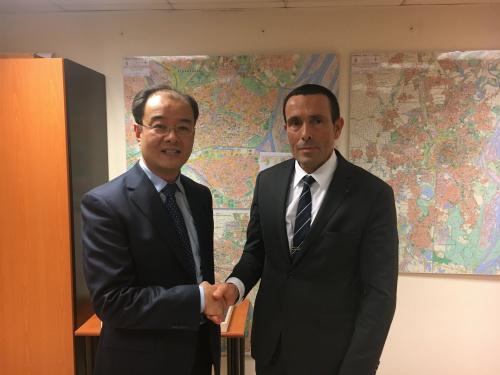 中國僑網(wǎng)駐斯特拉斯堡總領(lǐng)事凌軍拜會下萊茵省公共安全局兼斯特拉斯堡市警局局長伊利。