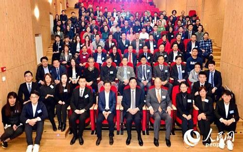 中國僑網(wǎng)翟雋大使與全體與會代表合影