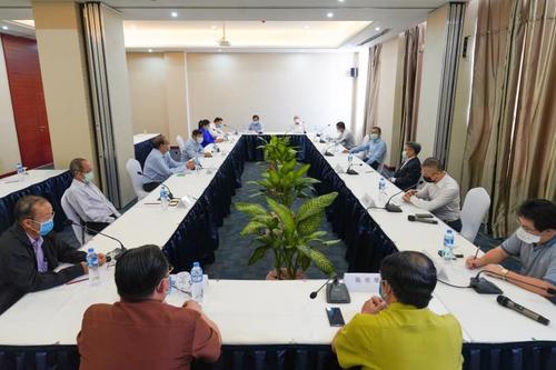 中國僑網(wǎng)姜再冬大使同老撾華僑華人代表座談(圖片來源:中國駐老撾大使館網(wǎng)站)