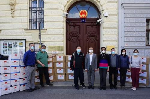 中國(guó)僑網(wǎng)李曉駟大使與旅奧僑胞代表合影(圖片來(lái)源:中國(guó)駐奧地利大使館微信公眾號(hào))