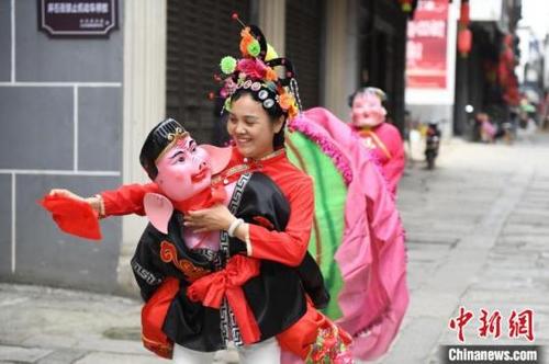 中國僑網(wǎng)當(dāng)?shù)鼐用癖硌荨暗毓适隆薄V行戮W(wǎng)記者 楊華峰 攝