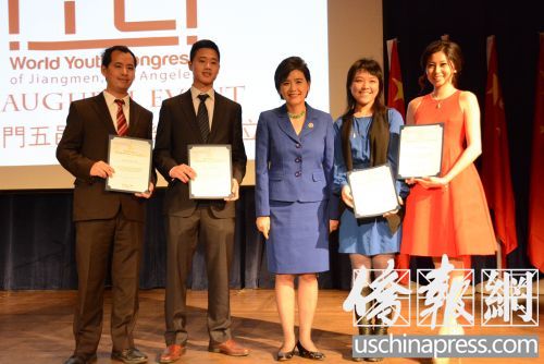 趙美心為洛杉磯江門五邑青年聯(lián)會(huì)的干部們頒發(fā)證書。(來源:美國《僑報(bào)》/夏嘉攝)