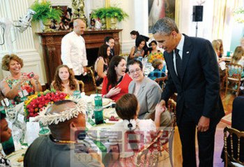 奧巴馬在白宮午宴上和兒童健康食譜大賽的得獎?wù)呶帐纸徽?。(美國《星島日報》)