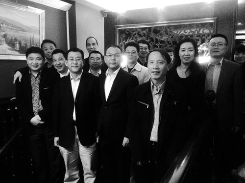 僑務(wù)政策法規(guī)宣講團一行與法華工商聯(lián)合會僑領(lǐng)及嘉賓合影留念。(來源:法國《歐洲時報》/