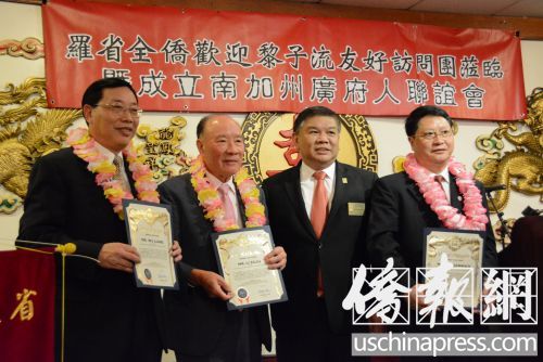阿罕布拉市長沈時康(左3)為黎子流(左2)一行頒發(fā)榮譽(yù)證書。(美國《僑報》/夏嘉