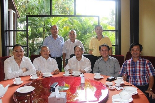 任瑞生和黃瀚平支持廣肇?cái)U(kuò)建校舍。(柬埔寨《星洲日?qǐng)?bào)》)