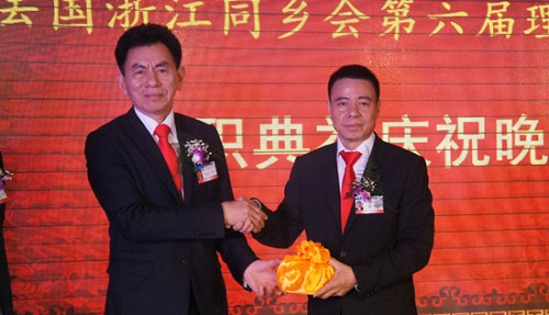 余三洲會(huì)長(zhǎng)向李銳朋會(huì)長(zhǎng)交接會(huì)印。(法國(guó)《歐洲時(shí)報(bào)》/張?jiān)栖?攝)