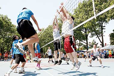 球場(chǎng)上奮力搏殺的運(yùn)動(dòng)員們。(美國(guó)《星島日?qǐng)?bào)》)