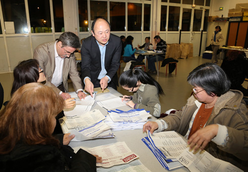 陳文雄在監(jiān)督計(jì)票。(法國(guó)《歐洲時(shí)報(bào)》/孔帆