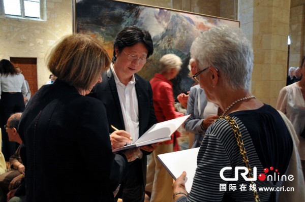 畫家王衍成在個(gè)人畫冊(cè)上為法國(guó)“粉絲”們簽名