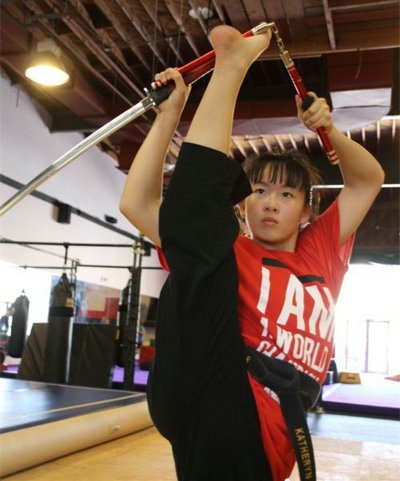 田妤倩在洛杉磯的一家拳館練習。(美國《僑報》/邱晨