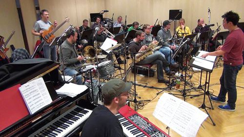 維也納音樂與藝術(shù)大學(xué)作曲系大四學(xué)生劉可正為三年一度的該大學(xué)爵士音樂會指揮排練他自己的新作品。(法國《歐洲時報》中東歐版)