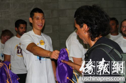 林書豪發(fā)放清潔大禮包。(美國《僑報》/周慧一