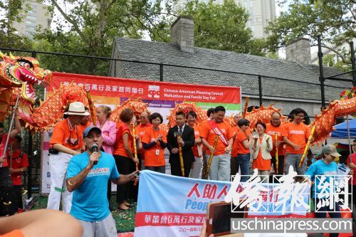 民選官員們正式宣布百萬(wàn)行拉開(kāi)帷幕。(美國(guó)《僑報(bào)》/蘇夏竹