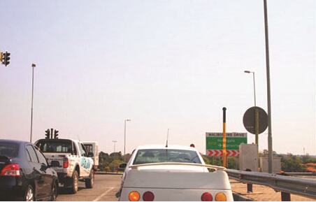 在交通路口等待綠燈時(shí)往往是搶劫高發(fā)時(shí)段,尤其是在華人商城密集的地區(qū)。(南非《華僑新聞報(bào)》)