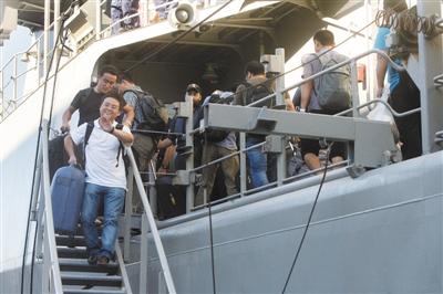 8月2日,從利比亞撤離的中國公民抵達希臘雅典附近的比雷埃夫斯港。