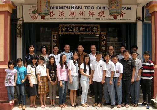 公會(huì)主席和教育組成員以及助學(xué)金獲得者合影。(印尼《星洲日?qǐng)?bào)》)