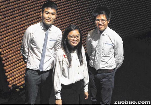 成功考進(jìn)北京電影學(xué)院導(dǎo)演系本科的李昌榮(左)和即將到英國國家影視學(xué)院深造的陳健民(右)懷抱著電影夢。(新加坡《聯(lián)合早報(bào)》/蔡婉婷