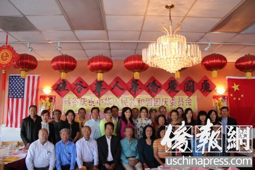 硅谷中國國慶委員會成員合影留念。(美國《僑報》/關(guān)鍵