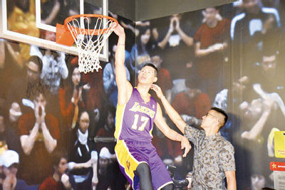 林書豪忍不住觸摸蠟像。(美國《世界日報(bào)》)