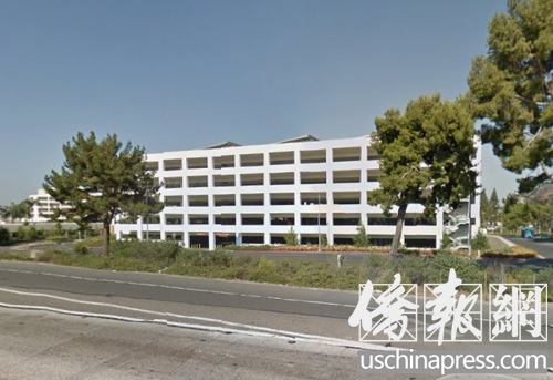 中國留學(xué)生跳樓的停車場緊挨著57號高速公路。(美國《僑報》/高睿
